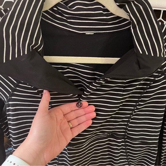 Lululemon Base Runner 1/2 Zip Parallel Stripe Black White / Black Jacket Size 8 - Picture 4 of 8